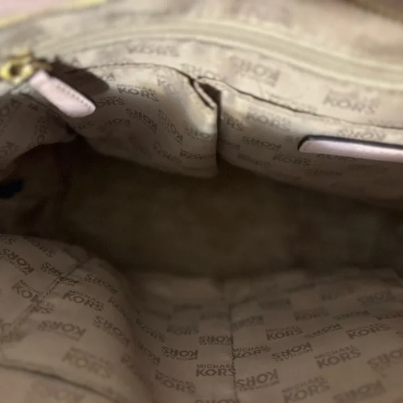 Beautiful light pink leather, Michael Kors tote bag🌸👜🌸 is in great condition.